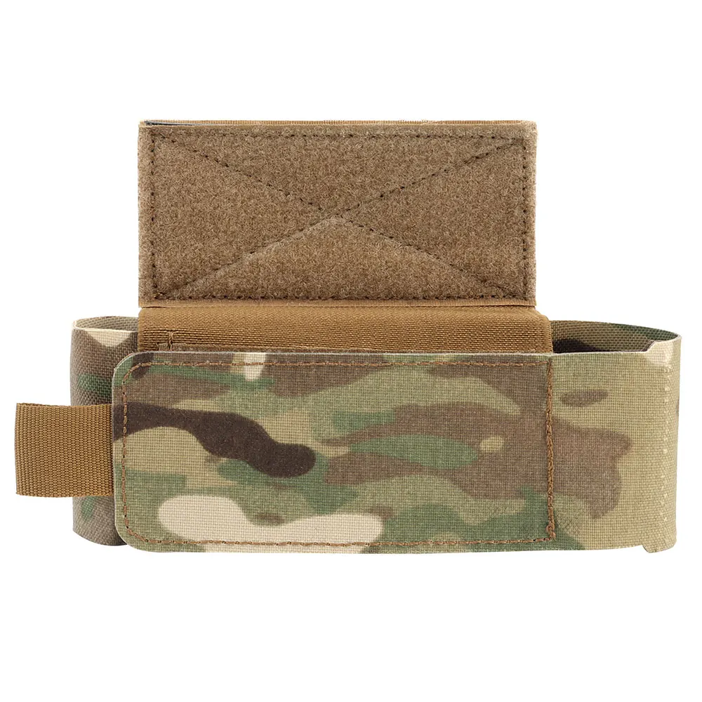 Detalle del sistema de fijación velcro de la funda táctica