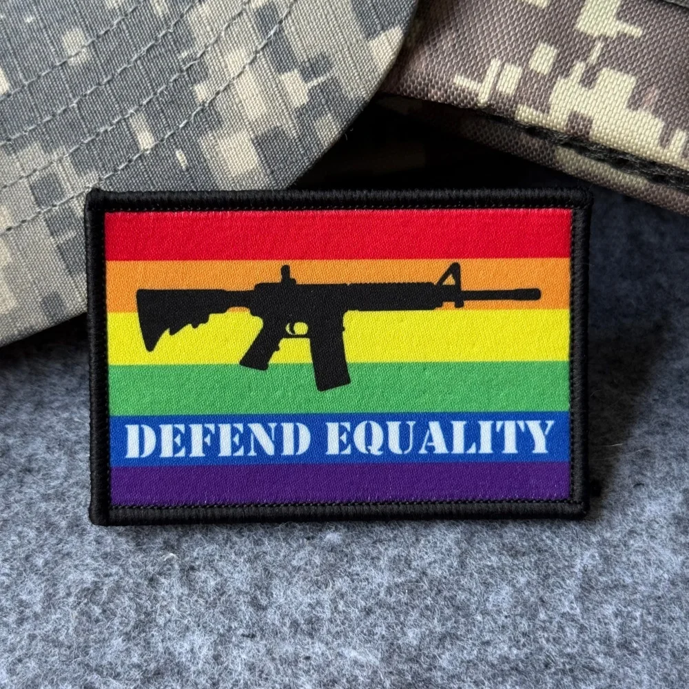 Parche táctico bordado arcoíris Defender la igualdad con velcro - imagen 3