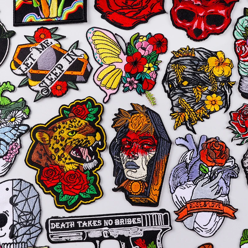 Parches bordados de flores y calaveras