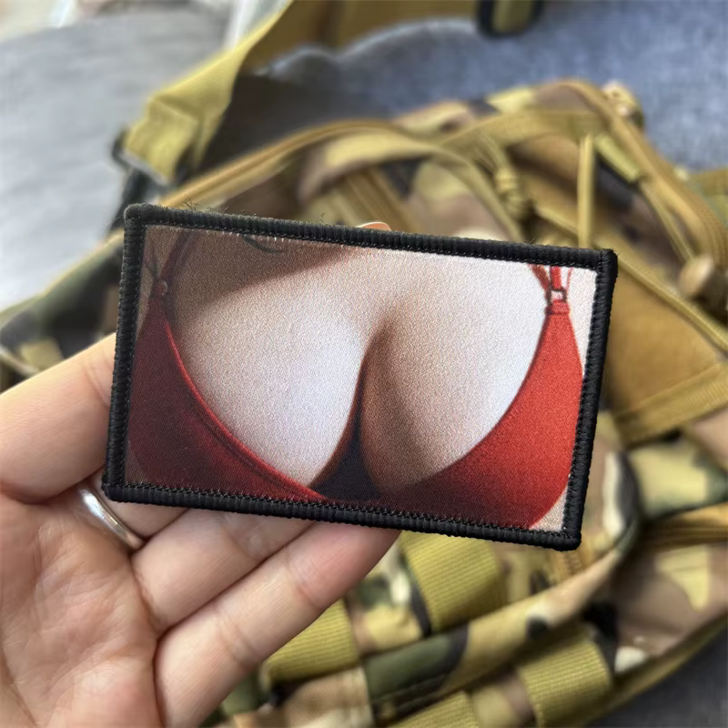 Aplicación del parche con velcro en prenda o accesorio