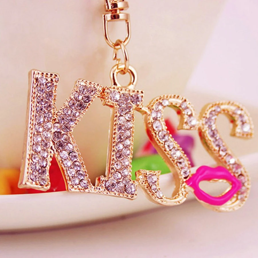 Llavero con dije de cristal brillante KISS y letras strass rosas - imagen 3