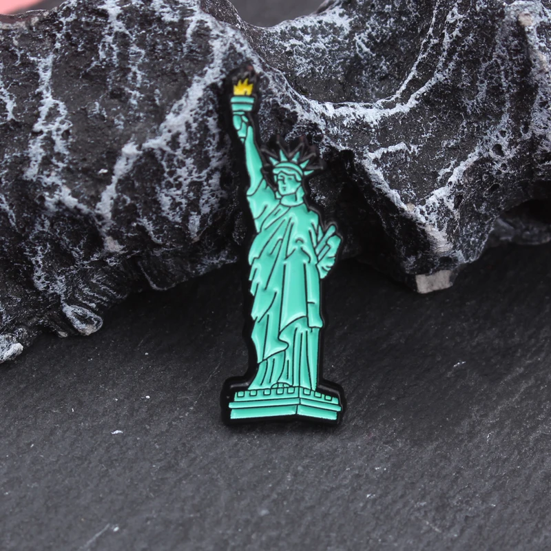Insignia pin esmalte duro estatua de Nueva York para chaqueta - imagen 2