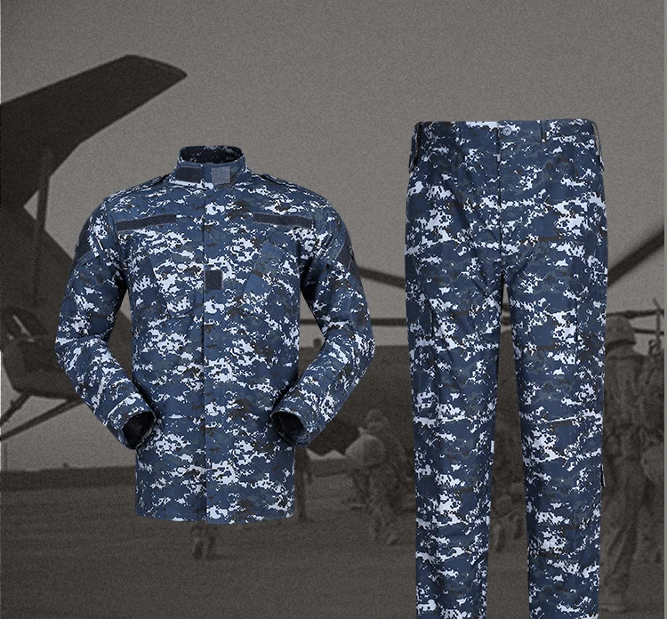 Detalle de bolsillos tácticos del uniforme