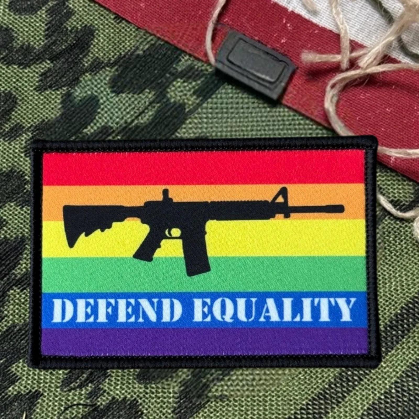 Parche táctico Defend Equality MOLLE para chalecos y mochilas - imagen 3