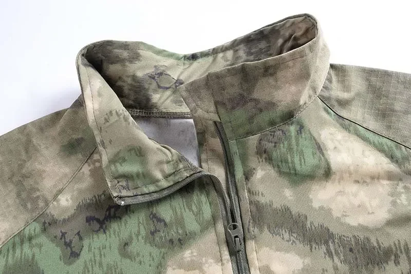 Camiseta táctica en uso durante actividad al aire libre