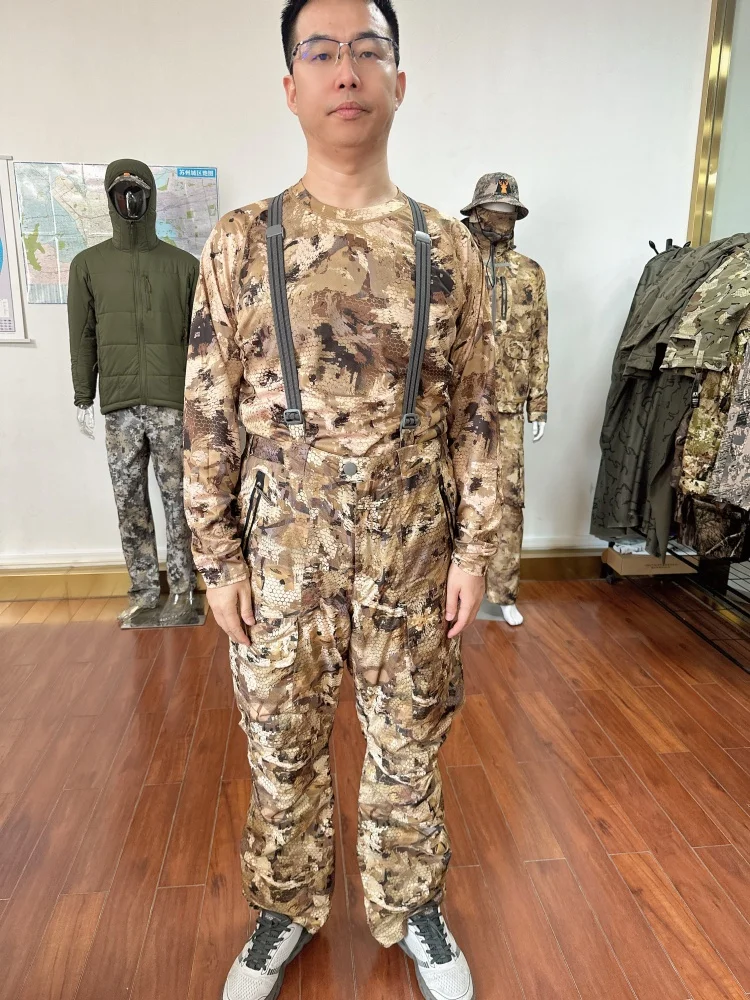 Pantalones camuflados aislados para caza