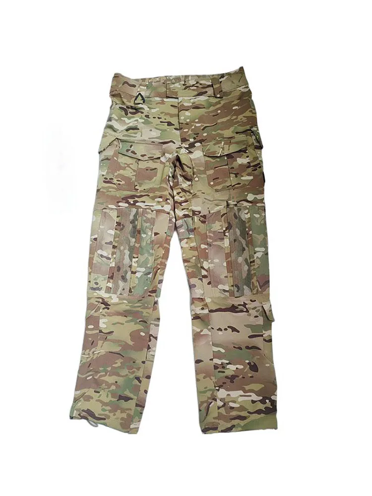 Bolsillos de cadera con velcro y estructura del pantalón