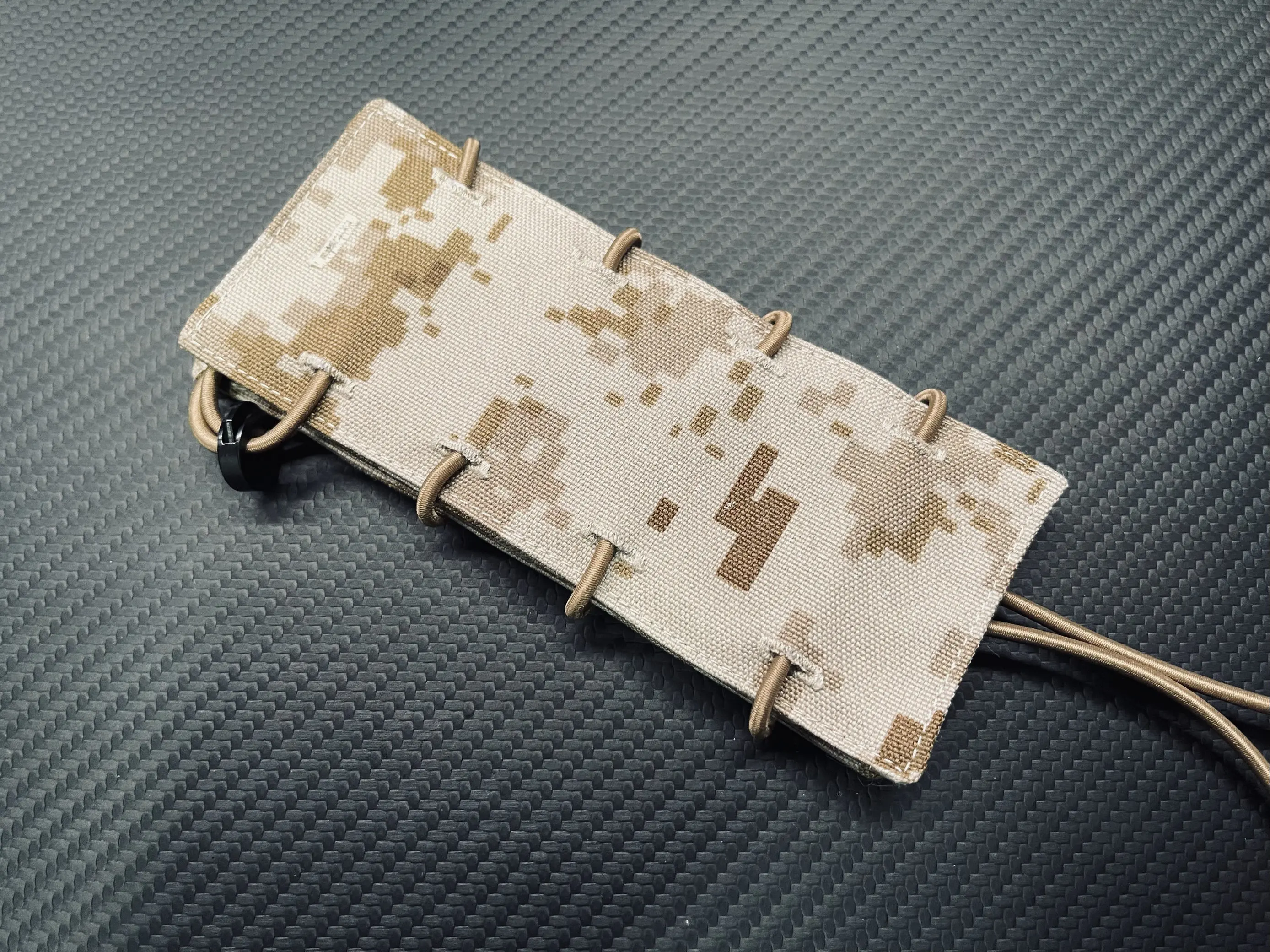 Funda táctica para riel Fishbone AOR1 en camuflaje negro/blanco - imagen 4