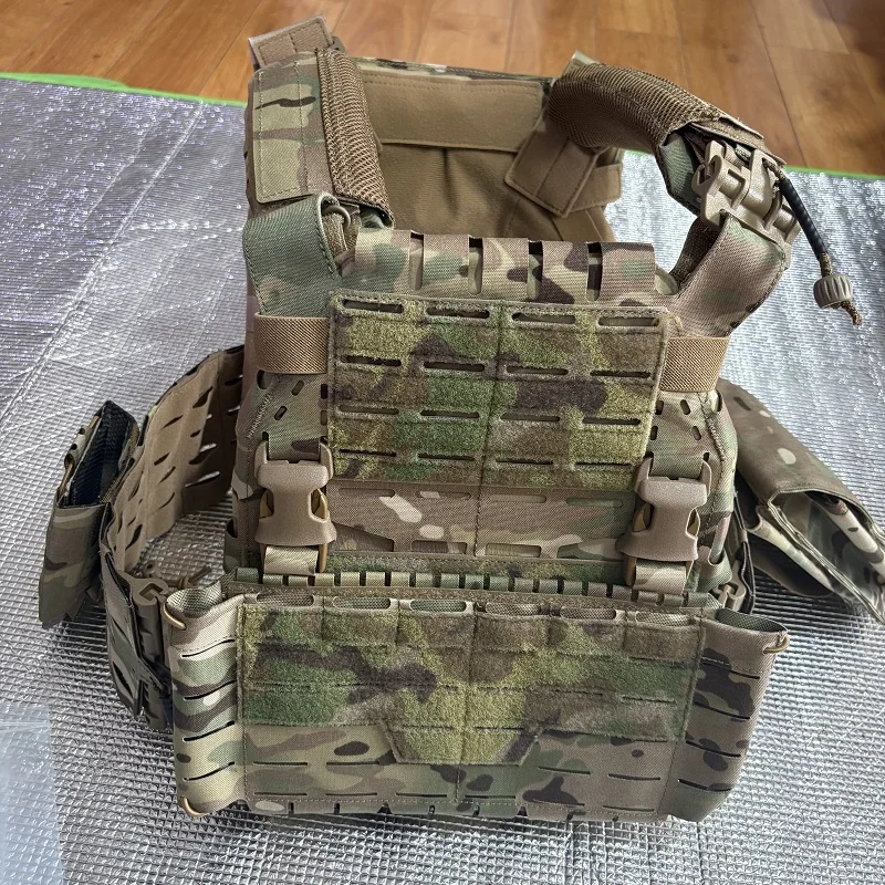 Chaleco táctico V2 en exteriores