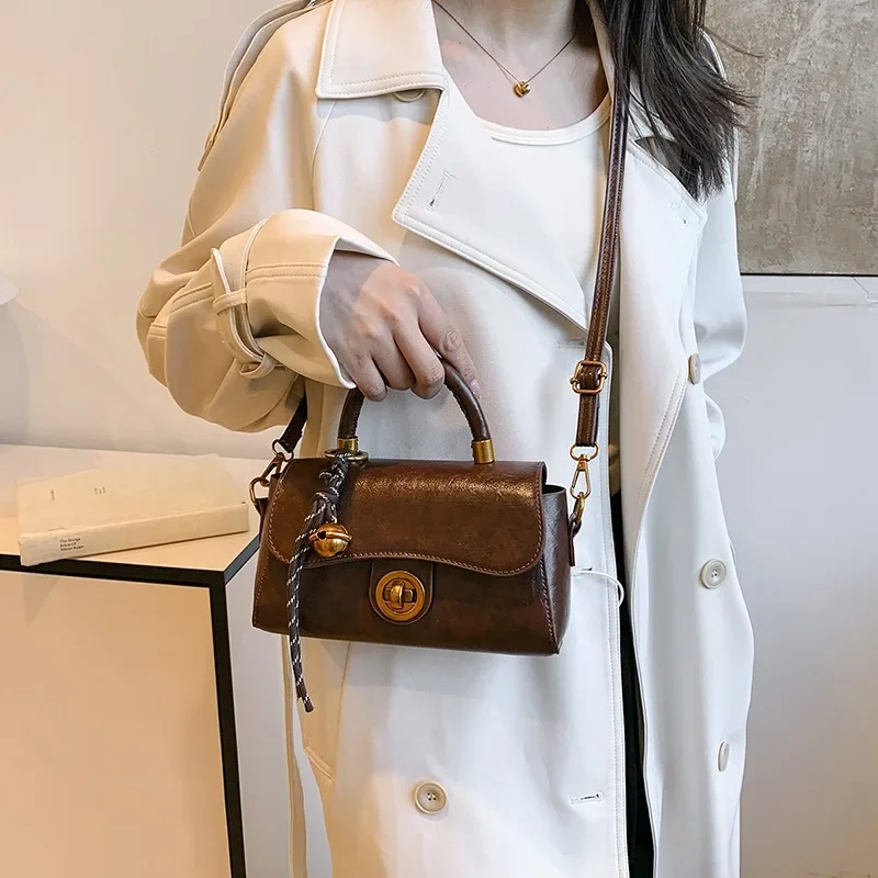 Bolso mensajero retro cuadrado con colgante campana para mujer - imagen 2