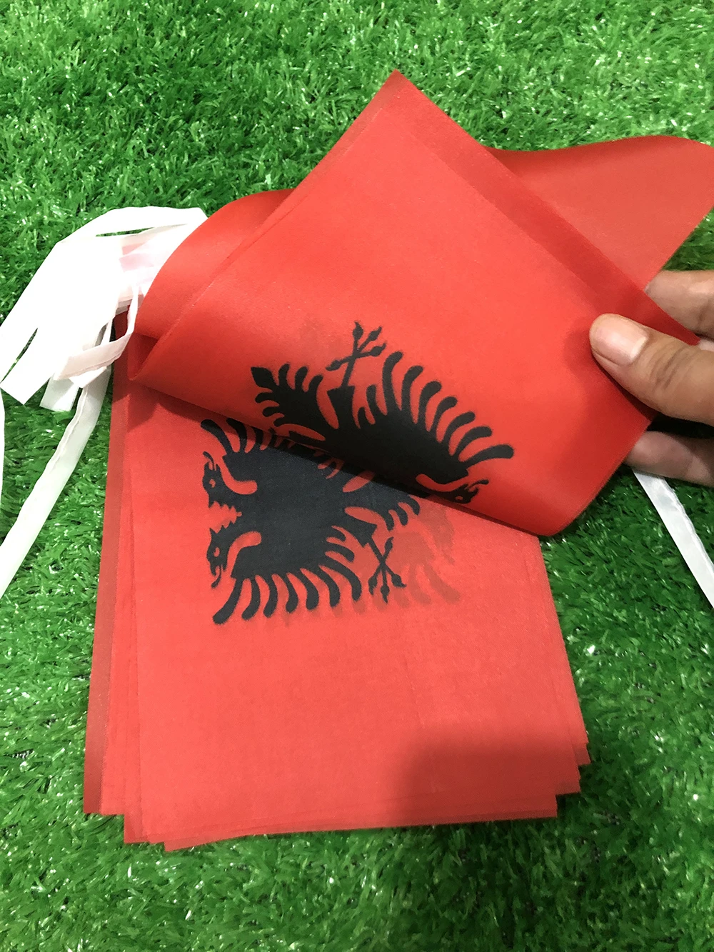 Detalle del banderín de Albania