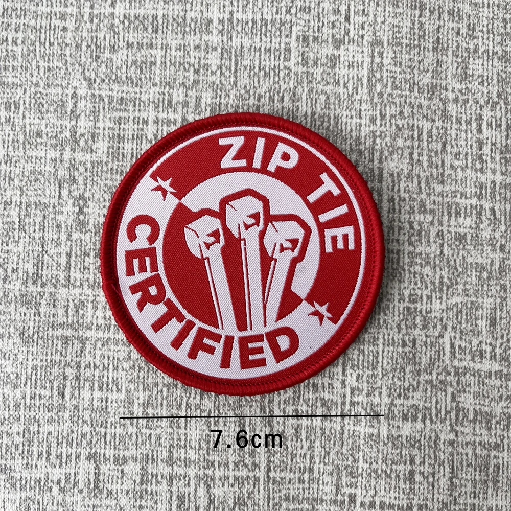 Parche de insignia con etiqueta tejida y sistema de sujeción
