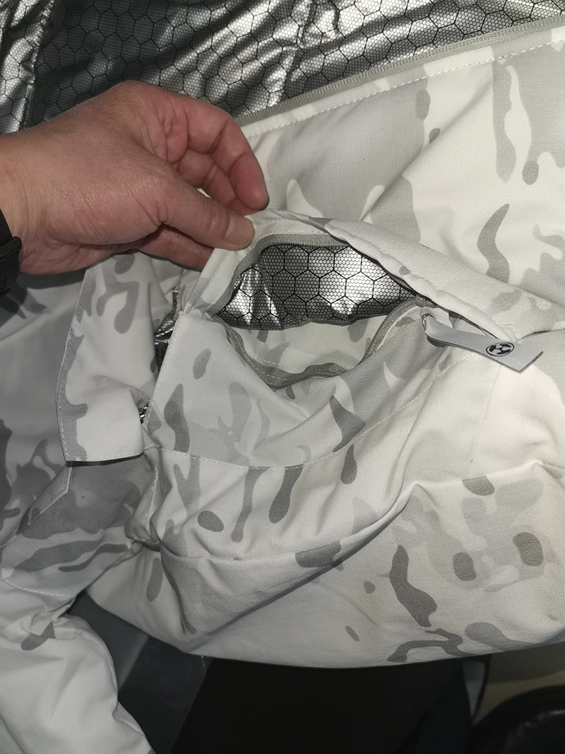 Detalle de costuras y tejido de la chaqueta táctica