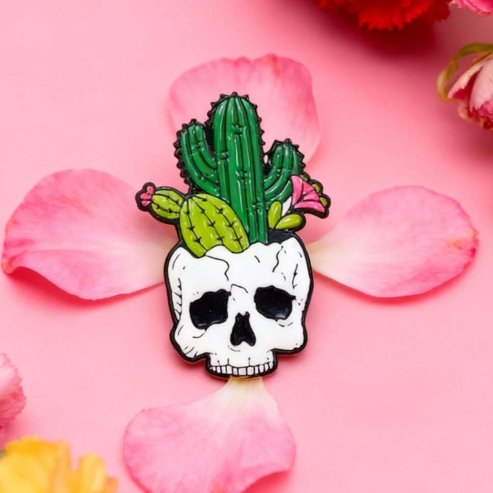 Pin esmaltado cactus y calavera gótica vintage – Broche floral