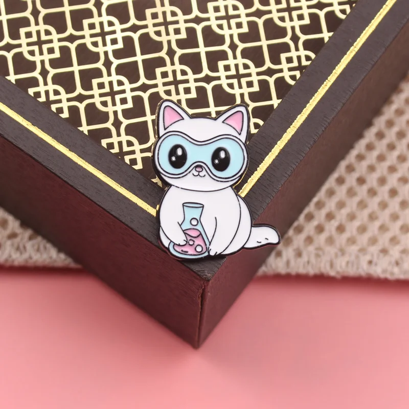 Pin con forma de químico de animales pequeños, estilo cartoon, para fijar en la ropa