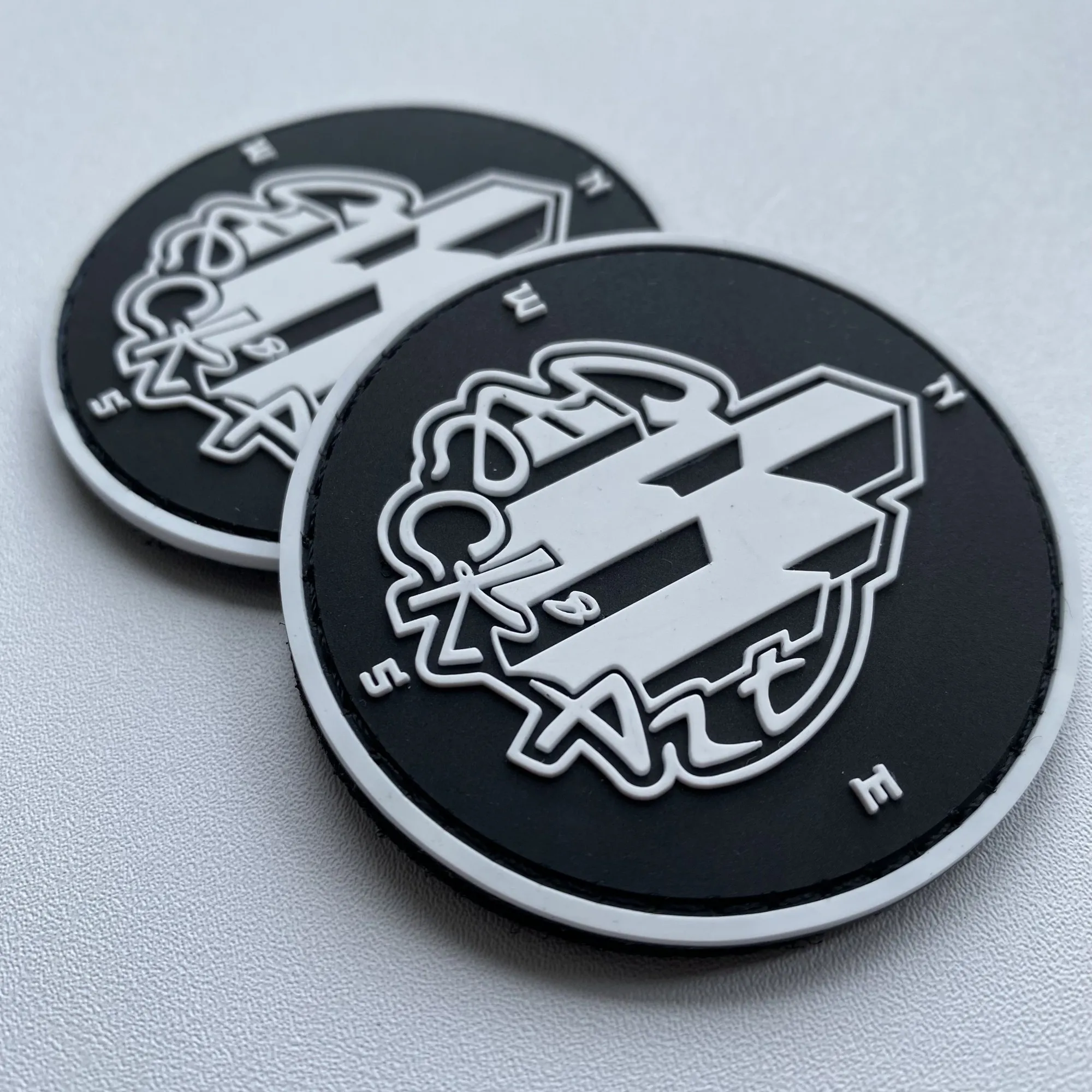 Pin de solapa táctico PVC goma suave con logotipo personalizado - imagen 3