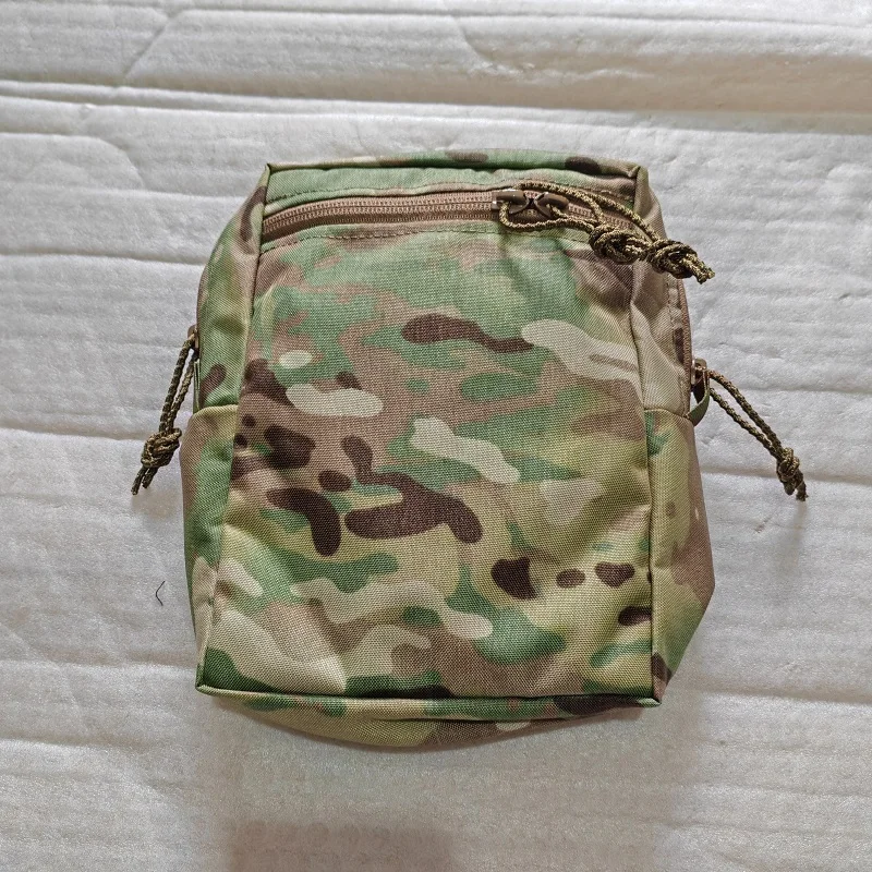 Vista frontal de la bolsa MOLLE para actividades al aire libre