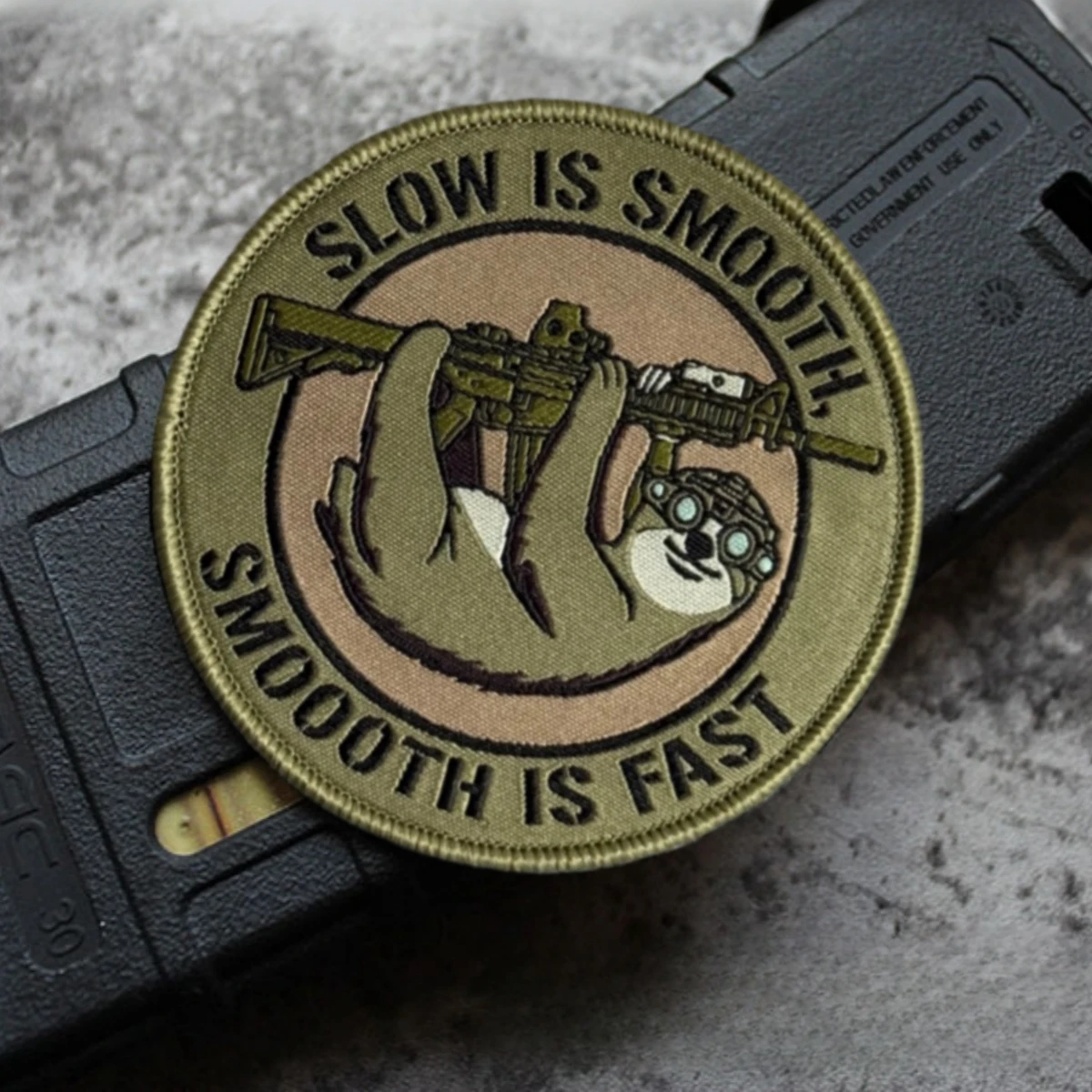 Parche táctico bordado Slow Is Smooth, Smooth Is Fast con velcro - imagen 5