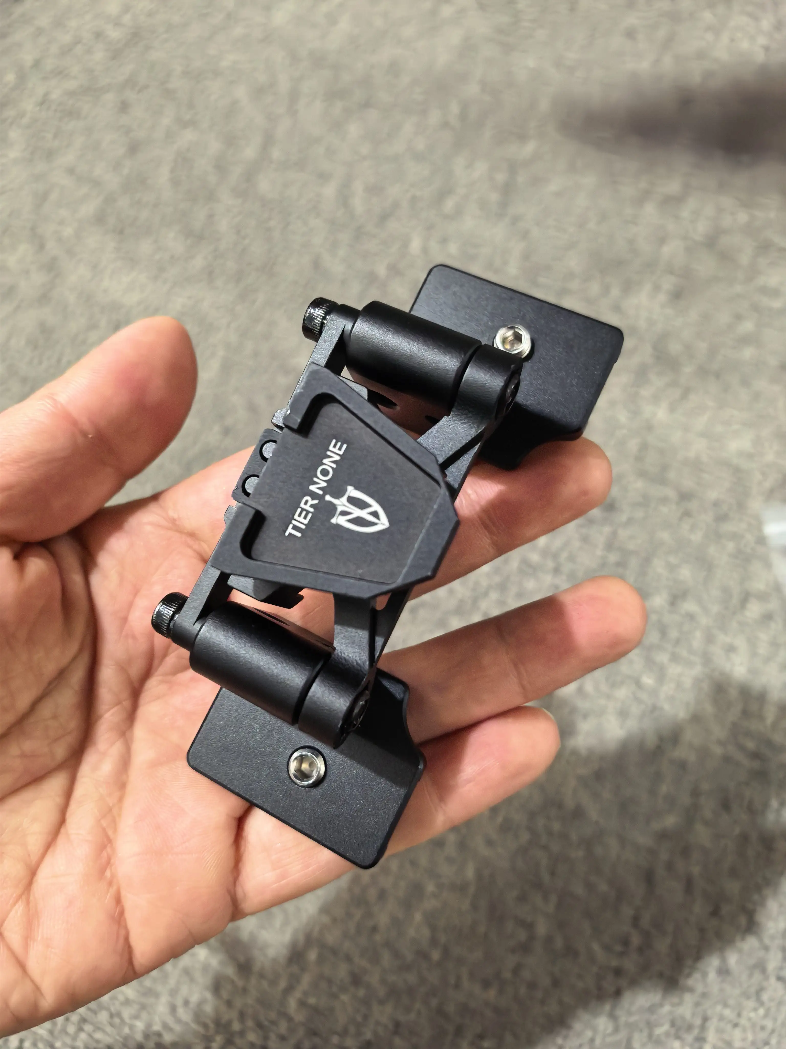 Montaje del NVG dual sobre el soporte para visión nocturna