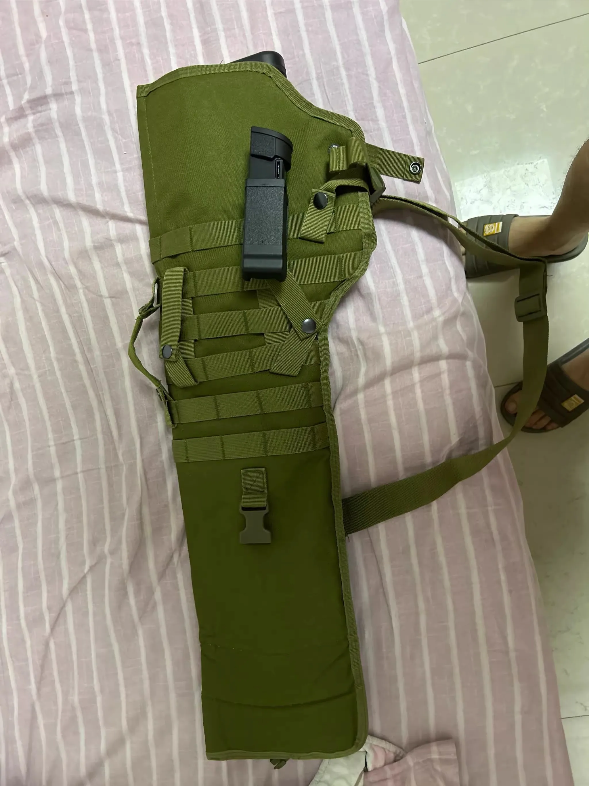 Detalle del compartimento interior con tiras elásticas para sujetar cargadores