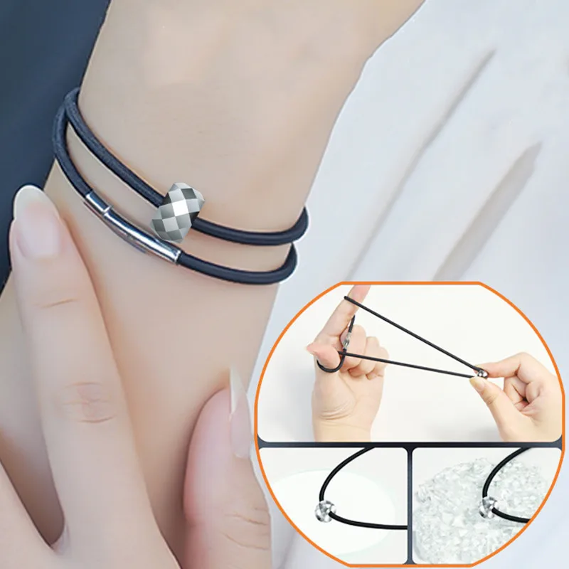 Pulsera de supervivencia con ventana rota y detalle del accesorio
