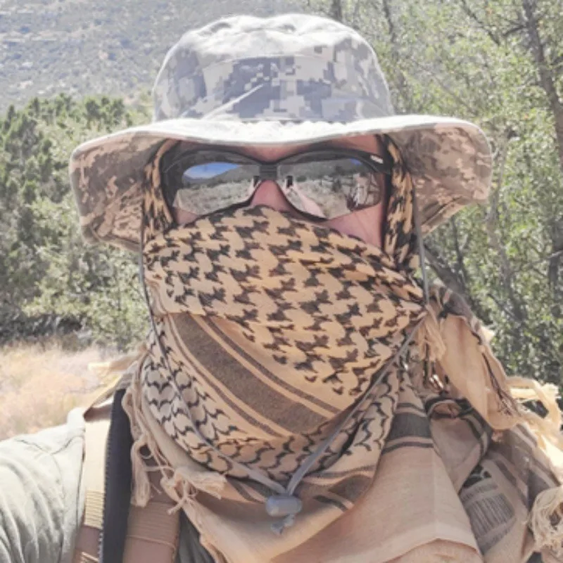 Keffiyeh en el cuello y abrigo ligero