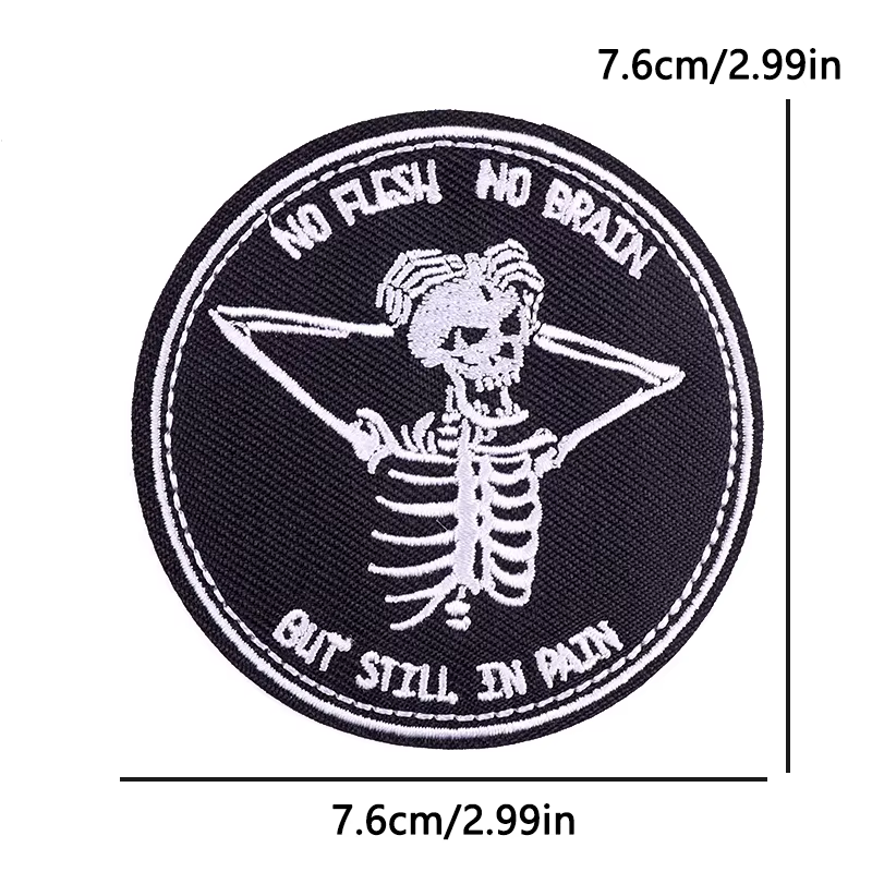 Primer plano del bordado del parche de calavera