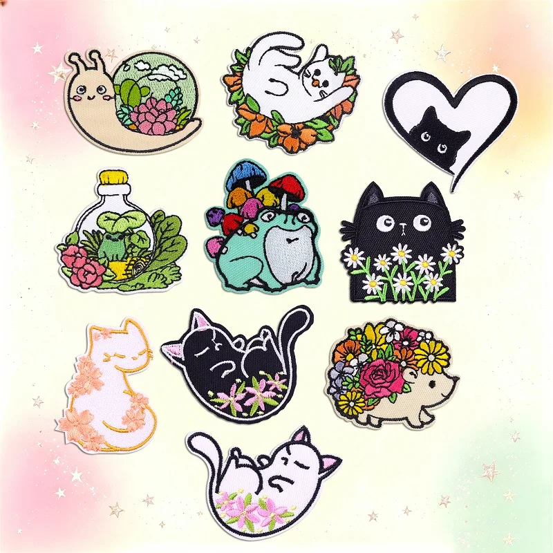 Detalle de parches bordados tipo dibujos animados