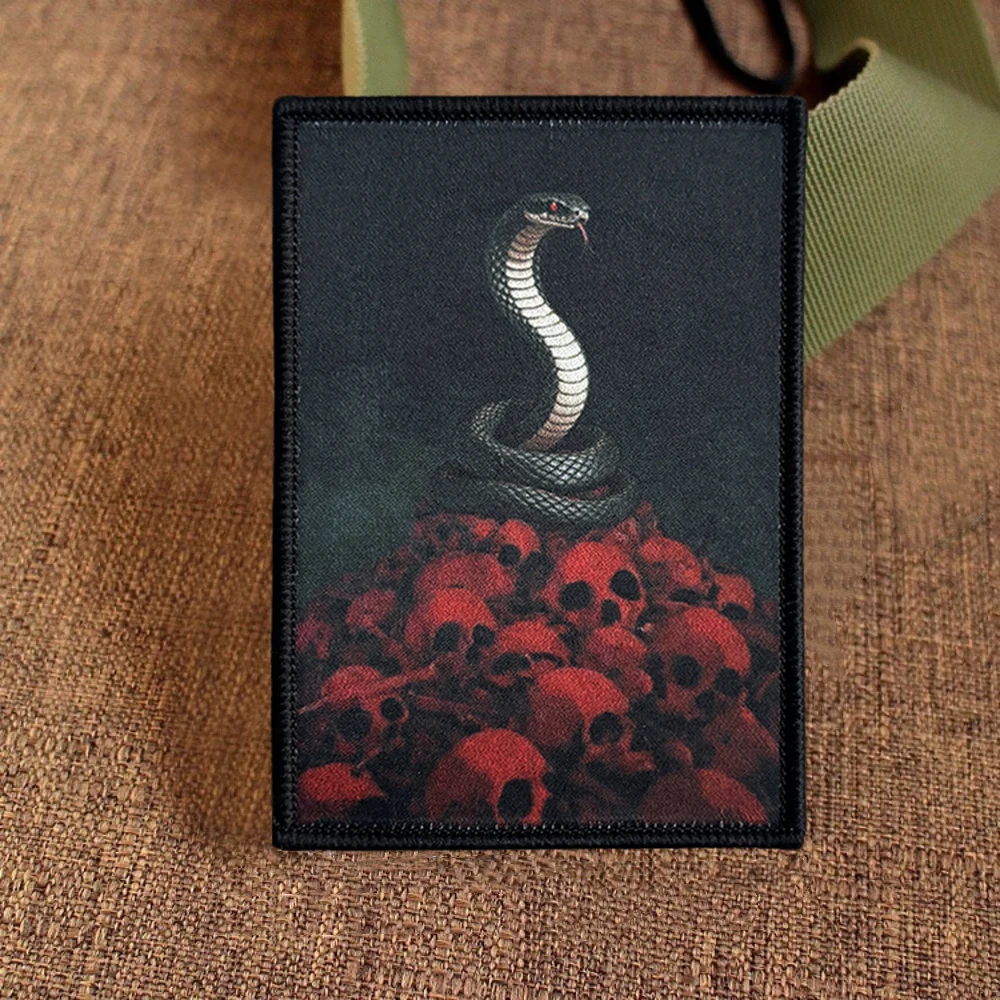 Parche táctico serpiente cobra calavera roja con gancho y bucle - imagen 3