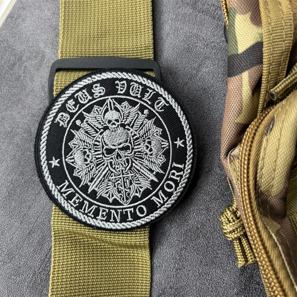 Parche táctico bordado Memento Mori para velcro – mochila y brazalete - imagen 4