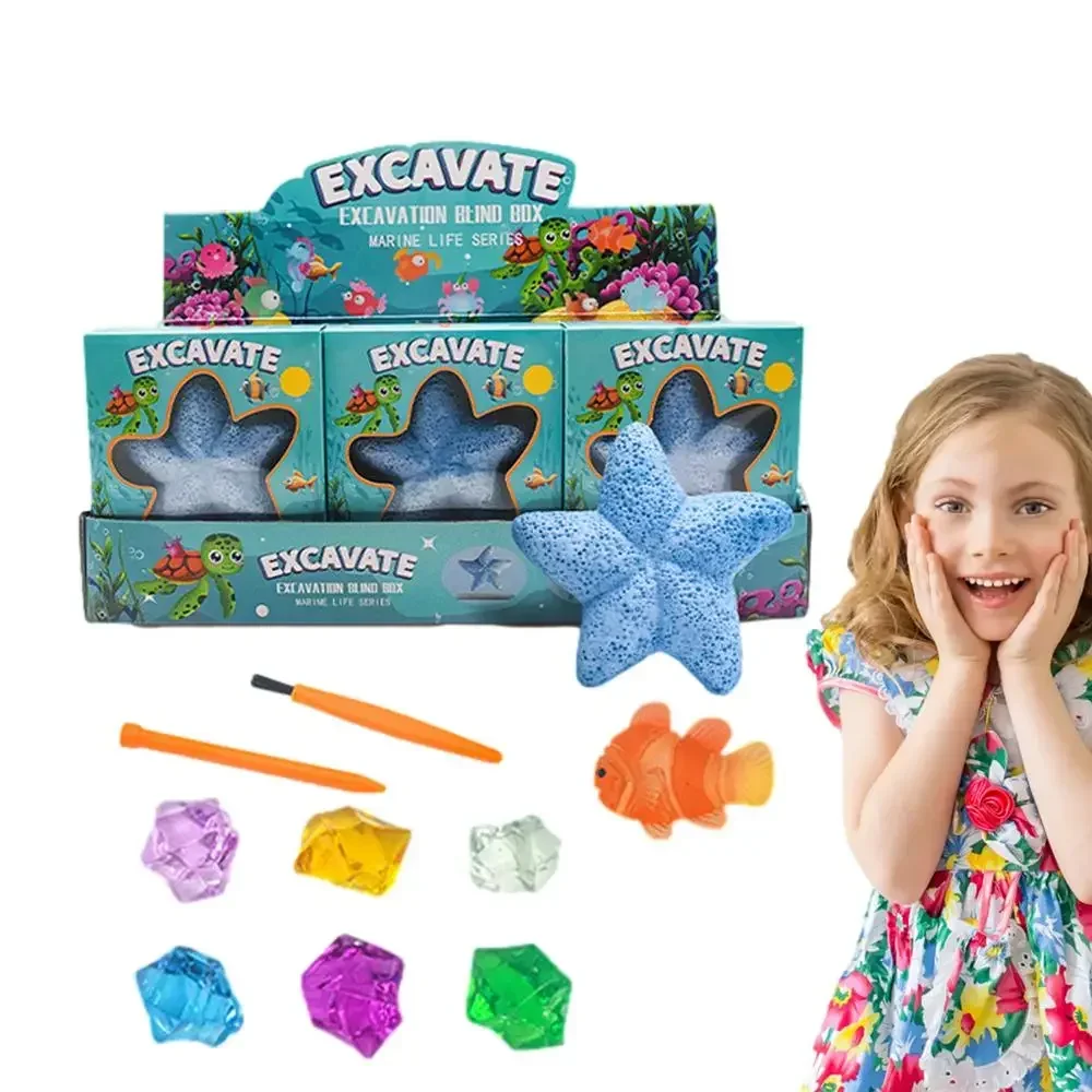 Niños excavando gemas con el kit