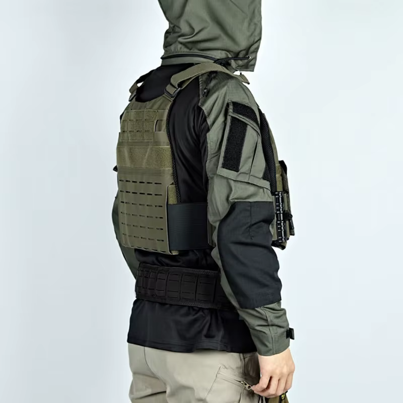 Modelo masculino usando la chaqueta táctica en exterior