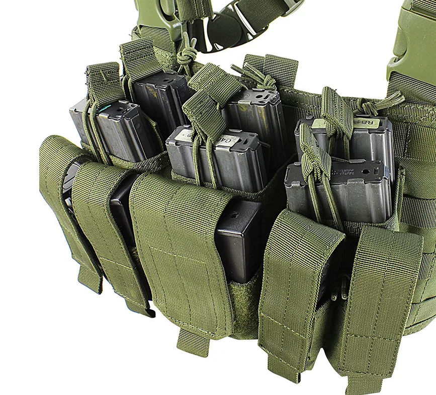 Detalle de las correas ajustables y el sistema de anclaje en el chaleco
