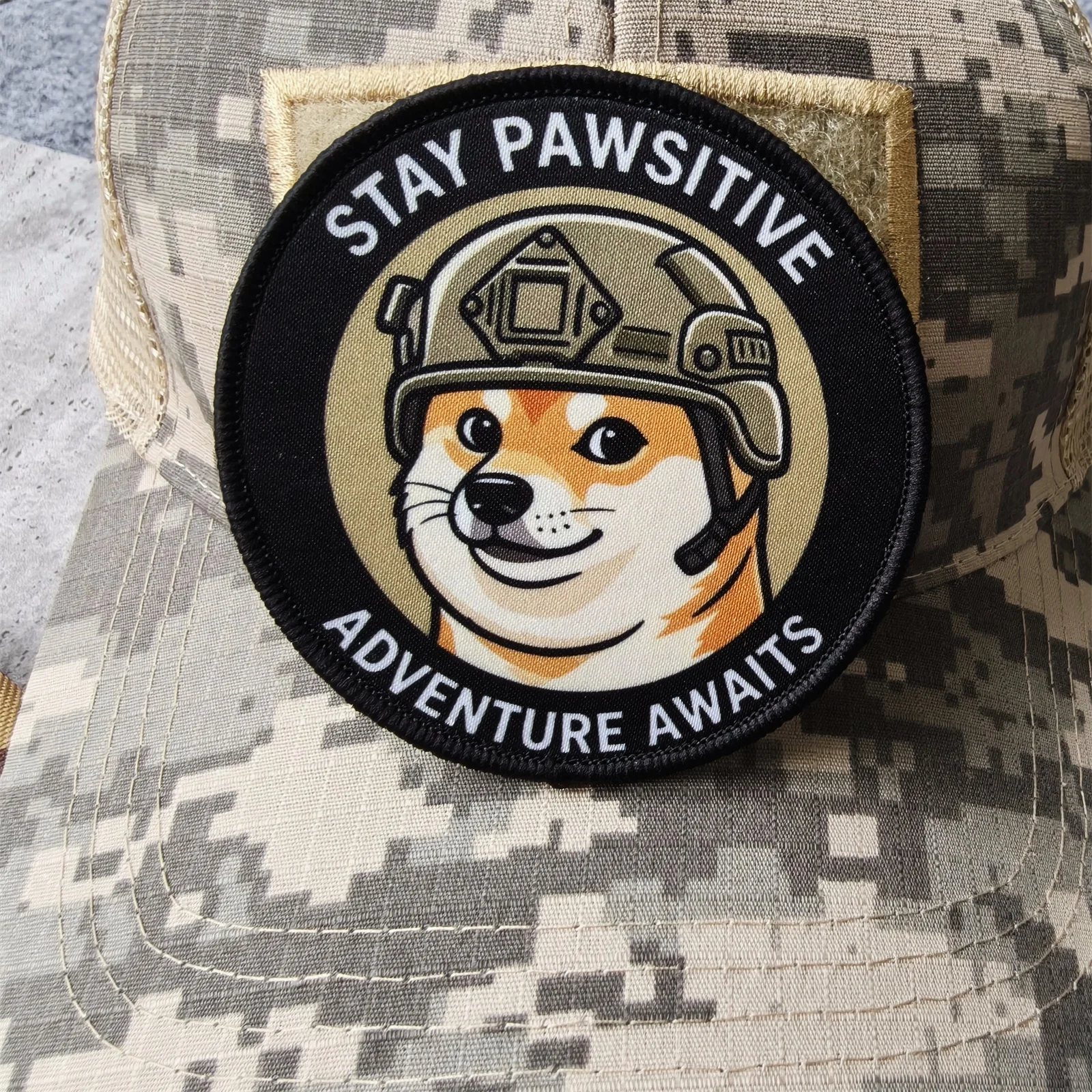Parche táctico Shiba Inu Stay Pawsitive – Moral militar gancho y bucle para casco - imagen 3