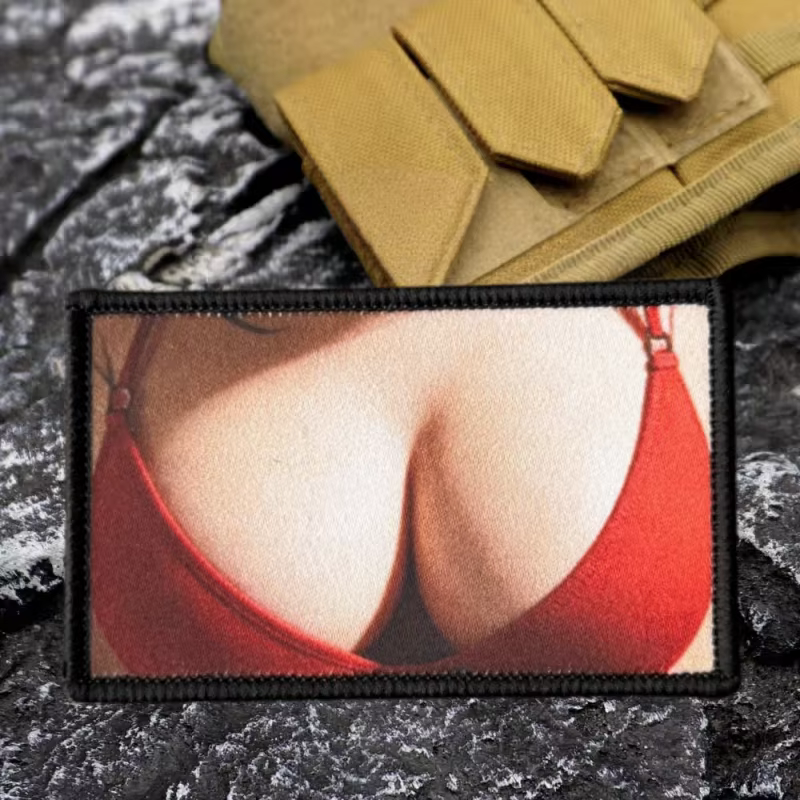 Detalle de parches para personalizar mochilas y ropa