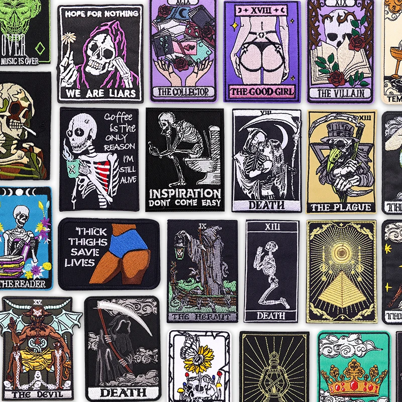 Parche punk oscuro con motivo de tarot y estética gótica