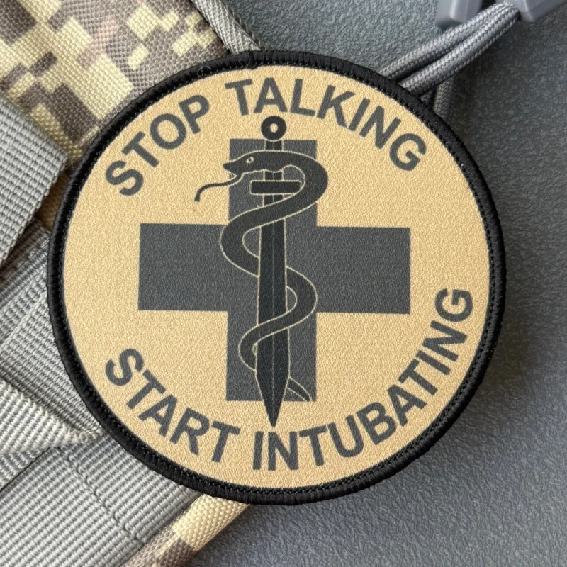 Parche médico Stop Talking Start Intubating, con gancho y bucle táctica - imagen 3