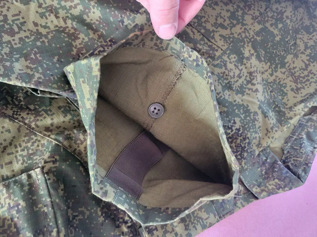 Detalle del pantalón y tirantes