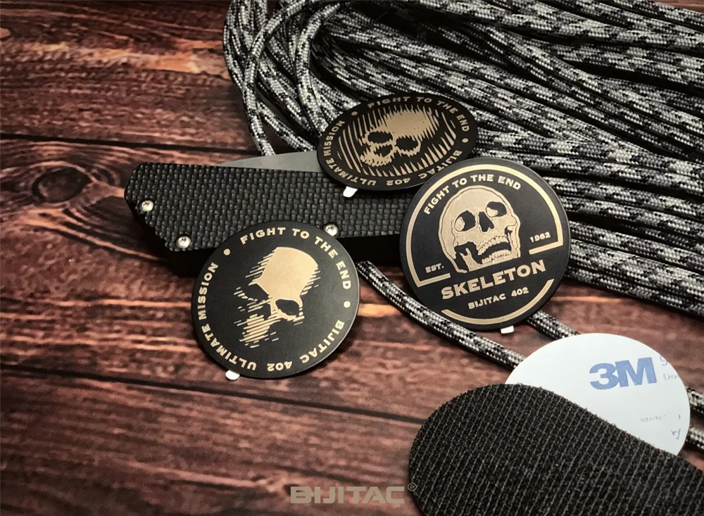 Detalle del diseño y textura del parche metálico