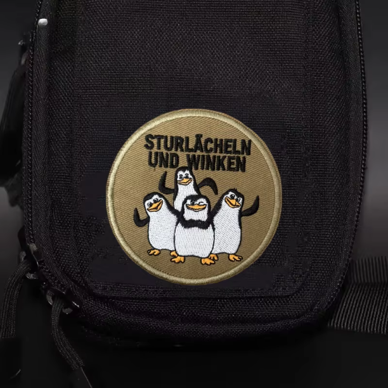 Detalle de la insignia y el sistema de fijación