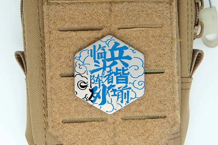 Detalle del grabado láser en el parche metálico