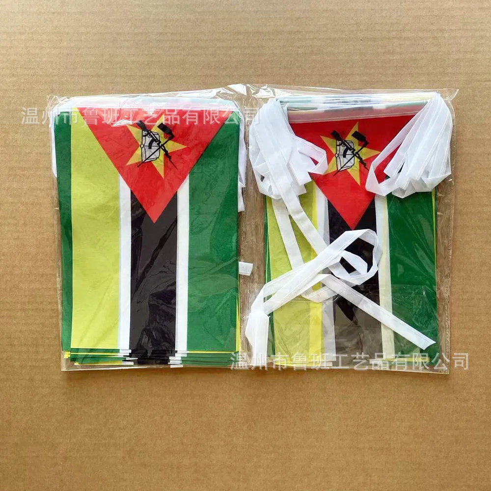 Detalle de la bandera de Mozambique ondeando al aire libre
