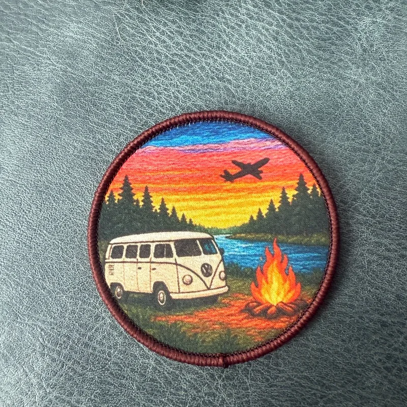 Detalle del diseño: atardecer, fogata y avión