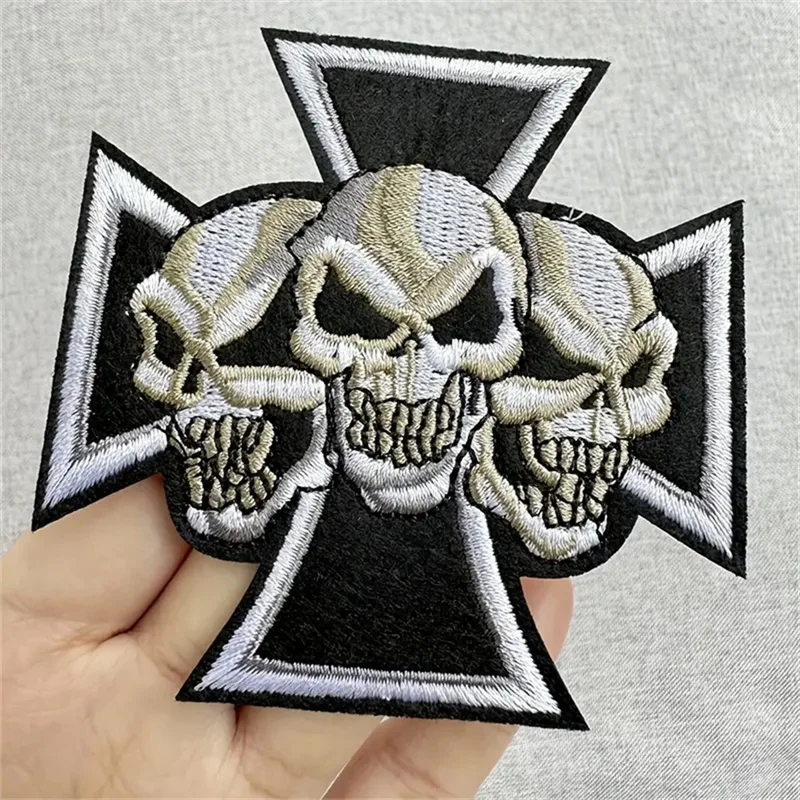 Parche bordado de calavera visto de frente