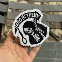 Parche táctico moral bordado Mano de Muerte Hang in There velcro