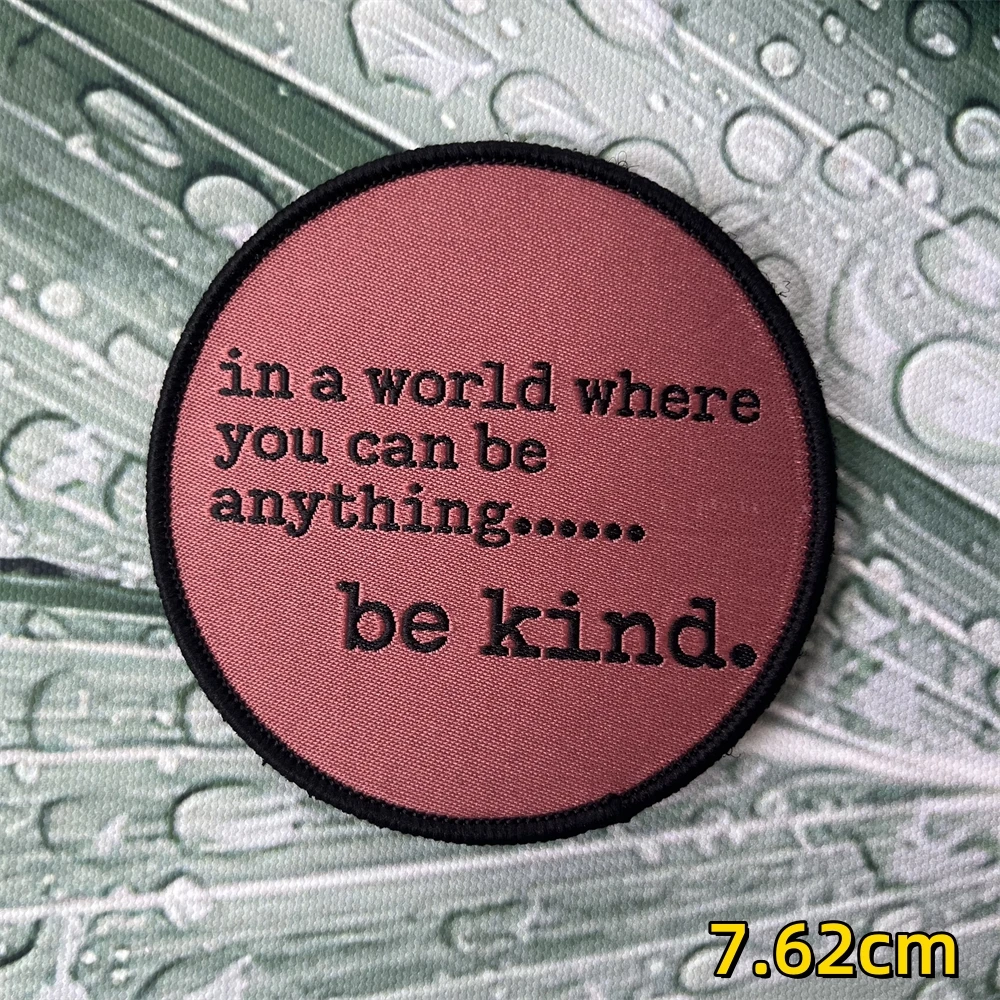 Parche Be Kind con gancho y bucle en uso