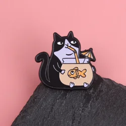 Pin esmaltado gato con pecera, insignia para chaquetas y mochilas