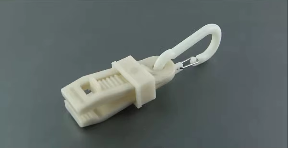 Clip en uso para organizar guantes tácticos
