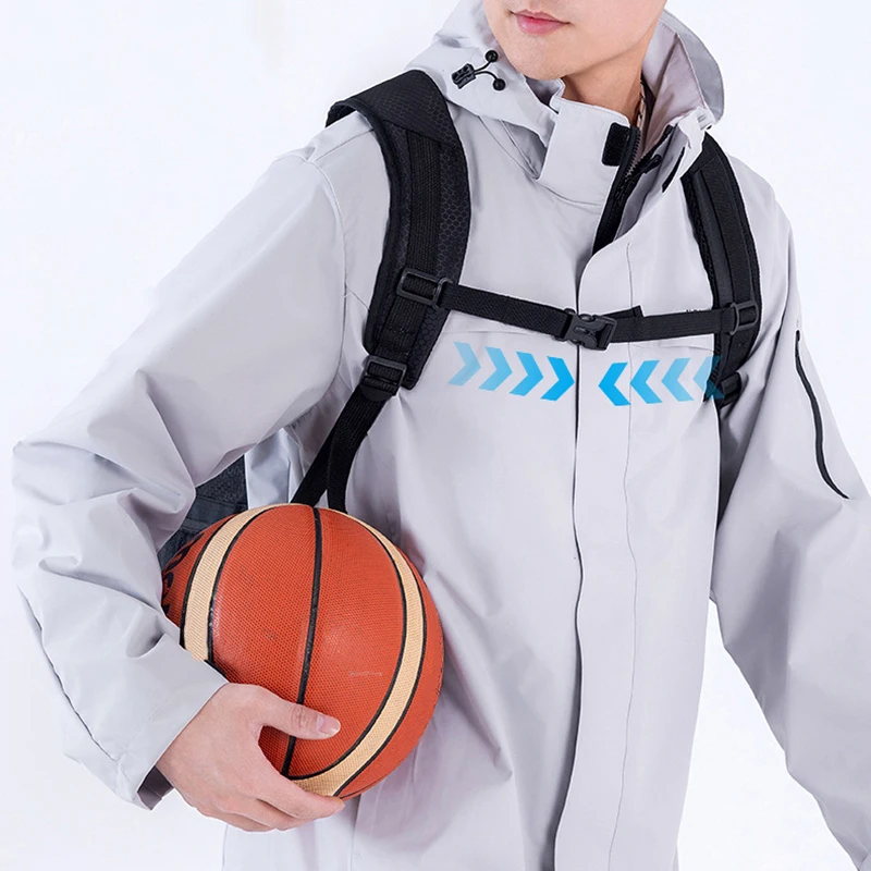 Mochila con balón de baloncesto en el soporte exterior