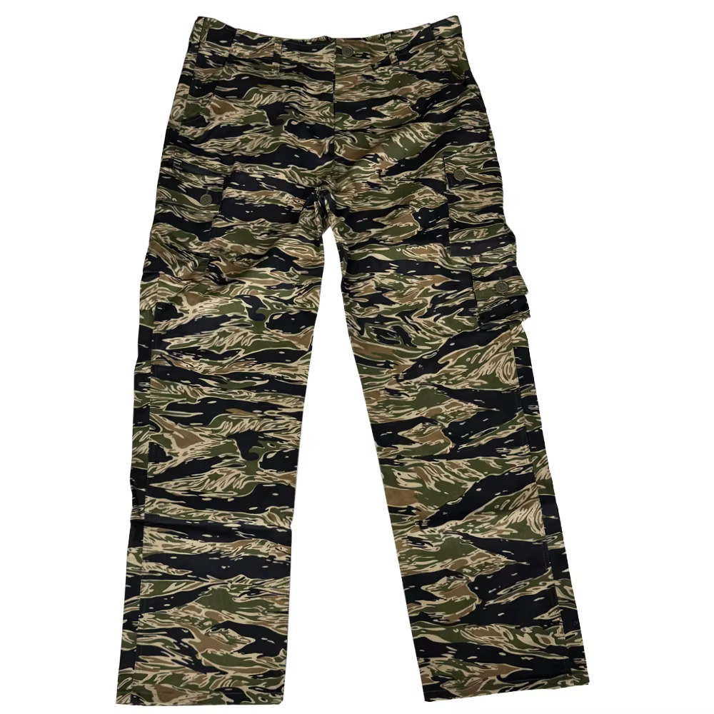 Pantalones de entrenamiento a rayas de tigre en uso exterior